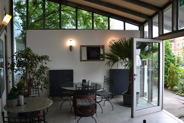 Im Wintergarten mit neu isoliertem Dach ist es angenehm bei jedem Wetter. 