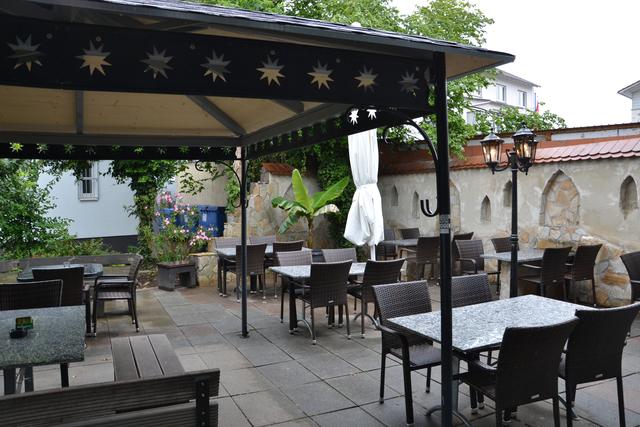 Kleine Oase mitten in der Stadt: der neu gestaltete Außenbereich von Rick's Café und Restaurant.