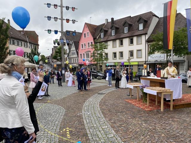 Fronleichnamsgottesdienst ganz anders: mit viel Abstand und Luftballons stehen die Kommunionskinder zusammen mit ihren Familien auf dem Marktplatz in Bretten. | Foto: bea