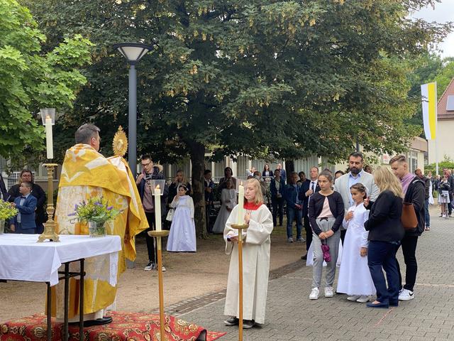 Zum Abschluss des Gottesdienstes bedankte sich Pfarrer Maiba bei jeder Familie und wünschte den Kommunionskindern eine schöne Feier. | Foto: bea