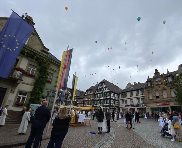 Alle Kommunionskinder durften auf dem Brettener Marktplatz ihre Ballons fliegen lassen. | Foto: bea