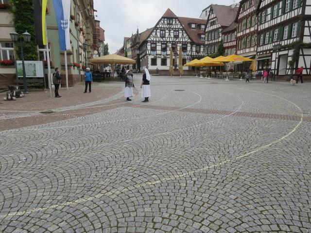 Ein nächtlicher Regenguss wusch die Markierungen jedoch fort, so dass sie am nächsten Tag wieder aufgezeichnet werden mussten. | Foto: ger