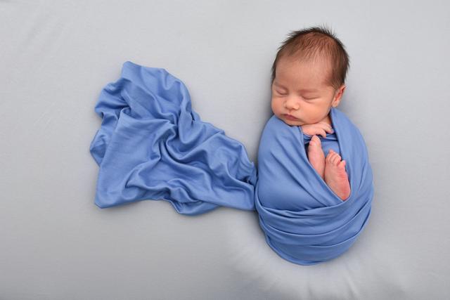 Elias Mayer aus Bruchsal kam am 09.06.2020 in der Fürst-Stirum Klinik Bruchsal zur Welt und wog bei einer Größe von 54 Zentimetern 3590 Gramm. | Foto: babysmile24.de