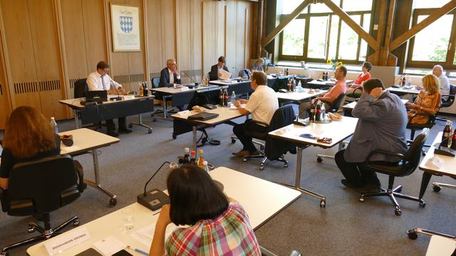 Im Sitzungssaal des Brettener Rathauses tauschte sich Landrat Christoph Schnaudigel mit der Verwaltungsspitze und Stadträten sowie den Ortsvorstehern aus.