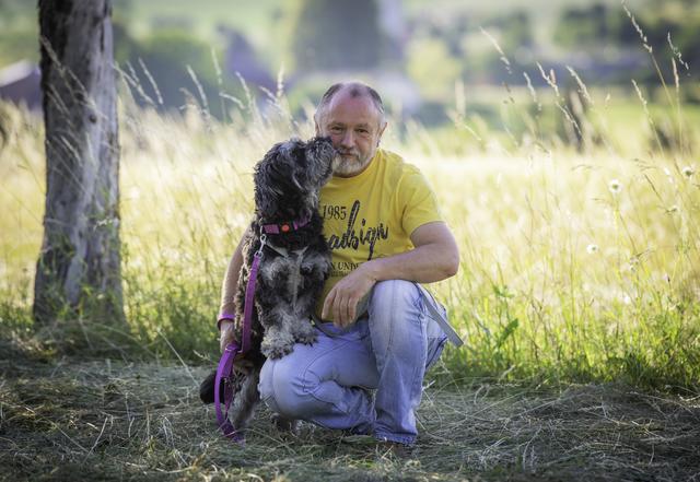 Markus Sicko mit Mischling „Fiu“ und seinem neuen, ausbruchsicheren „Sicherheitsgeschirr“. Eine zweite Leine wird über einen Bauchgurt am Herrchen befestigt. | Foto: privat