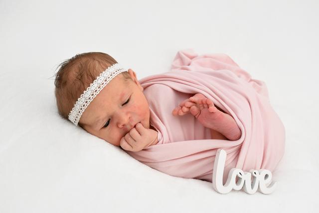 Loreley Vielhaber aus Oberderdingen kam am 30.06.2020 in der Fürst-Stirum Klinik Bruchsal zur Welt und wog bei einer Größe von 53 Zentimetern 3360 Gramm. | Foto: babysmile24.de