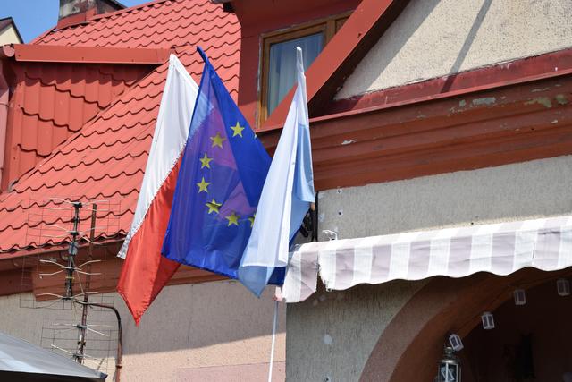 Europa ist präsent: Fähnchen-Trio vor einem Touristen-Lokal in Hel. | Foto: ch
