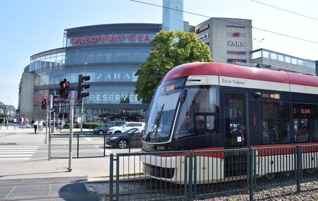 Mit der Straßenbahn in die Danziger Stadtmitte: Die Galeria Baltyka (im Hintergrund) ist das größte Einkaufszentrum der polnischen Region Pommern. | Foto: ch