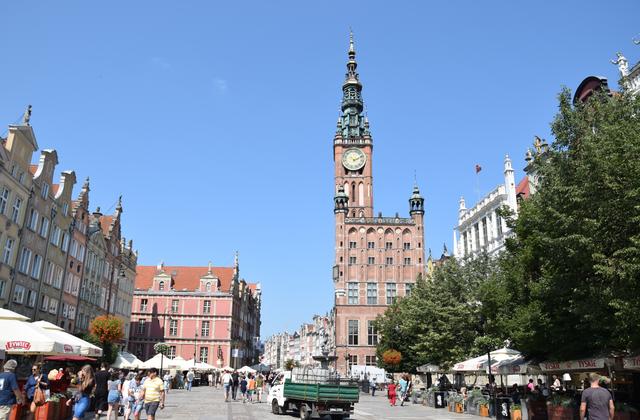 Danzigs Stadtzentrum: Das Rechtstädtische Rathaus (Mitte) markiert den Übergang der Langgasse in den Langen Markt.  | Foto: ch
