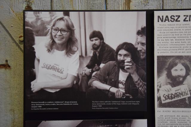 Die ersten T-Shirts mit dem Solidarnosc-Schriftzug: Jerzy Janiszewski (Zweiter von rechts) hat das weltweit bekannte Logo entworfen. Das im ECS ausgestellte Foto stammt von Boguslaw Nieznalski. | Foto: ch