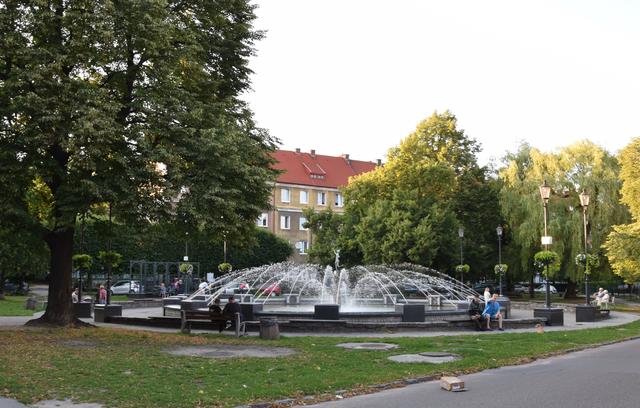 Platz mit dem Grass-Denkmal (links hinter dem Brunnen): Der Plac generala Jozefa Wybickiego im Danziger Stadtteil Wrzeszcz (Langfuhr) ist ein beliebter Erholungsort für die Bewohner. Die beiden Jungs am Brunnenrand (rechts) waren erst abweisend, dann aber sehr freundlich. | Foto: ch
