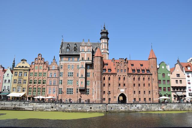 Das Frauentor in Danzig: Zusammen mit dem Haus der Naturforschenden Gesellschaft (links daneben mit Turm) ist das spätgotische Tor eines der Prunkstücke der Uferstraße Lange Brücke entlang der Motława (Mottlau). | Foto: ch