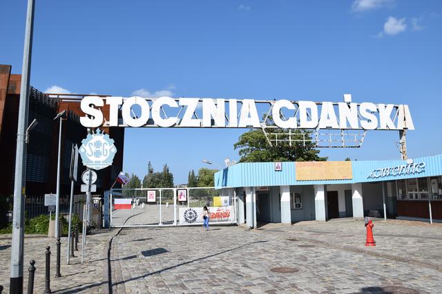 Das Tor zur ehemaligen Danziger Lenin-Werft: Früher hart umkämpft, heute Museum, gilt das Gelände als Keimzelle der demokratischen Bewegung in Polen.  | Foto: ch