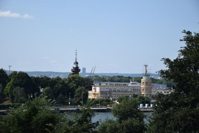 Blick von der Westerplatte auf die Zufahrt zum Danziger Hafen: An der Spitze des historischen Leuchtturms (Bildmitte) diente früher ein beweglicher "Zeitball" zur Überprüfung der Schiffsuhren.  | Foto: ch