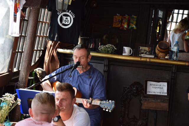 Live-Musik auf der Bootsfahrt: Ein professioneller Sänger und Gitarrist sorgte während der 35-minütigen Fahrt zwischen Westerplatte und Danziger Stadtzentrum mit internationalen Folk- und Rocksongs für Unterhaltung. | Foto: ch