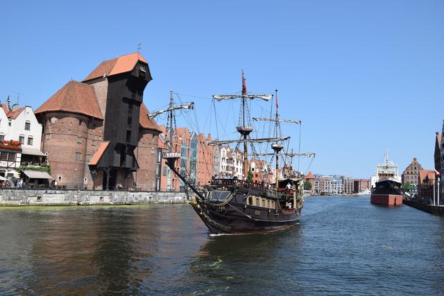Touristen-Ausflugsboot vor dem Krantor in Danzig: Die als mittelalterliche Segelschiffe ausstaffierten früheren Hafenschlepper pendeln zwischen dem Stadtzentrum und der Halbinsel Westerplatte. | Foto: ch