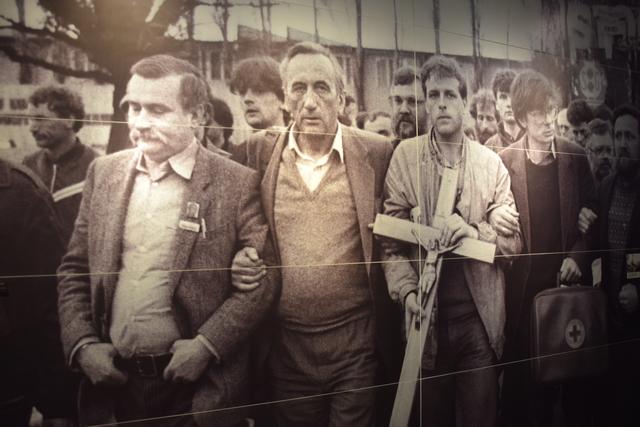 Mit dem christlichen Kreuz für Demokratie: Gewerkschaftsführer Lech Walesa (links) und sein Berater, der katholische Publizist Tadeusz Masowiecki (Mitte), der wie Walesa später zum Präsident Polens gewählt wurde. Das Foto stammt aus der Ausstellung im Europäischen Solidarnosc-Zentrum in Danzig. | Foto: ch