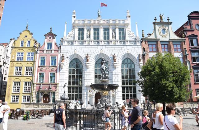 Der Danziger Artushof mit Neptunbrunnen: In dem um 1380 ursprünglich als Treffpunkt reicher Kaufleute und Adliger errichteten, weißen Gebäude befand sich ab 1742 die Danziger Börse. | Foto: ch