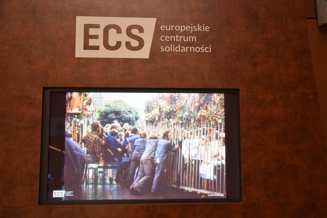 Bewegende Szenen am Werkstor: Auf einem Monitor im Europäischen Solidarnosc-Zentrum (ECS) in Danzig werden Bilder aus vergangenen Streiktagen lebendig. | Foto: ch
