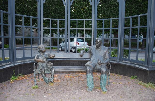 Denkmal für Günter Grass in seiner Geburtsstadt Danzig: Die Bronzefigur des Schriftstellers wurde erst 2015, ein halbes Jahr nach Grass´Tod und 13 Jahre nach Errichtung der Erinnerungsstätte, neben Oskar Mathzerath, der Hauptfigur seines berühmten Romans "Die Blechtrommel", platziert. | Foto: ch
