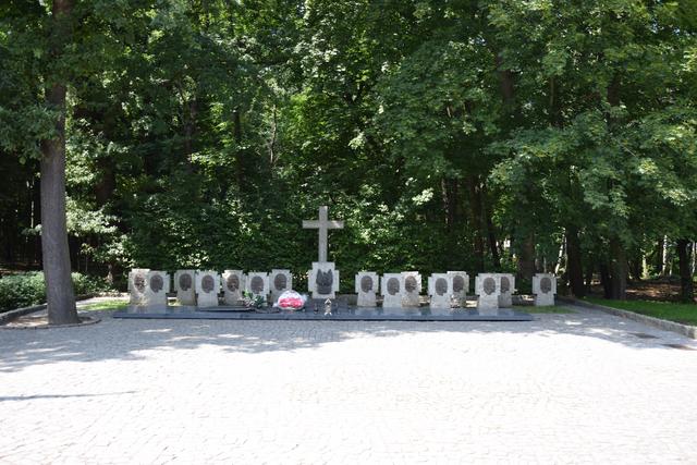 Ehrengräber für die polnischen Verteidiger der Westerplatte: Beim Angriff der Deutschen Wehrmacht auf Danzig 1939 verloren insgesamt 60 Menschen ihr Leben. | Foto: ch