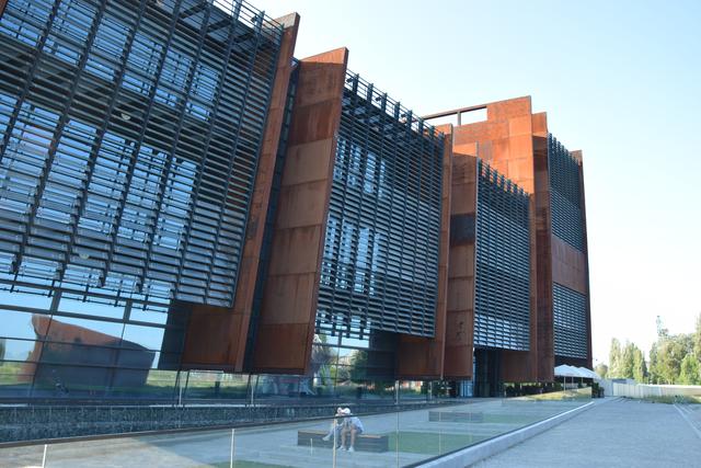 Gedenkstätte von europäischem Rang: Die zum Europäischen Solidarnosc-Zentrum umgestaltete Arbeitsschutzhalle der ehemaligen Lenin-Werft ist heute zugleich Museum der Gewerkschaft Solidarnosc, ihr Zentralarchiv, Multimedia-Bibliothek und Bildungszentrum. | Foto: ch