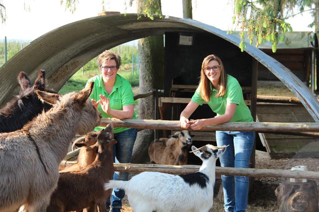 Die Schwestern Susanne Stein (links) und Karin Wolf arbeiten gerne Hand in Hand. | Foto: privat