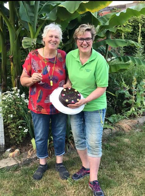 Line Bitterich (links) weiß den Hofladen bei ihren Tochter Susanne Stein in guten Händen.  | Foto: privat