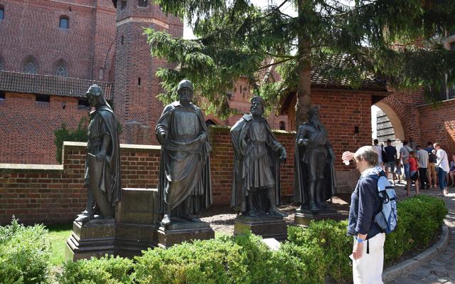 Denkmalgruppe bedeutender Hochmeister im Hof des Mittelschlosses der Marienburg: mit (von links) Herrmann von Salza, Siegfried von Feuchtwangen, Winrich von Kniprode und Albrecht von Brandenburg. | Foto: ch