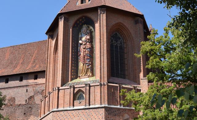 Polnische Restaurierungskunst: Die wiederhergestellte Madonna an der Burgkapelle. Im Zweiten Weltkrieg zerstörte oder beschädigte Teile wurden in der alten Färbung belassen, um den Unterschied zu den modernen, rekonstruierten Teilen sichtbar zu machen. | Foto: ch