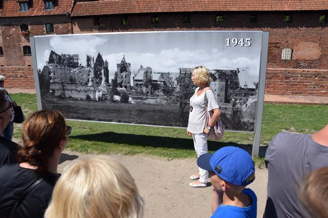 Was nach dem Krieg noch übrig war: Eine Reiseführerin erläutert die Zerstörung der Marienburg im Zuge der Rückzugsgefechte der deutschen Wehrmacht 1945. | Foto: ch