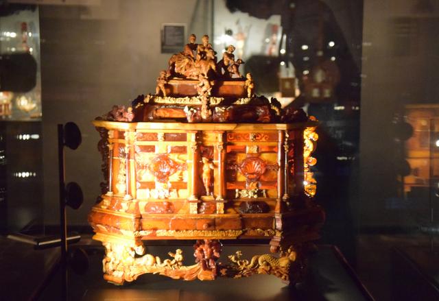 Schätze im Bernsteinmuseum: Man kann gar nicht so viel mit den Augen aufnehmen wie an Wunderwerken der Bernstein-Schnitzkunst in der Marienburg ausgestellt ist. | Foto: ch