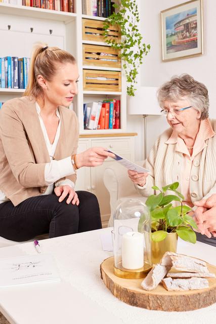 Fundierte Informationen helfen Betroffenen bei der Entscheidung über die künftige Pflegesituation. Foto: djd/compass private pflegeberatung
