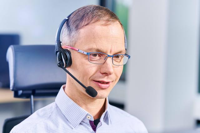 Die telefonische Beratung ist für Pflegebedürftige oft die erste Anlaufstelle. Foto: djd/compass private pflegeberatung