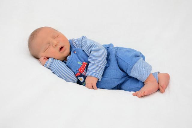 Joscha Ritter aus Weingarten (Baden) kam am 18.08.2020 in der Fürst-Stirum Klinik Bruchsal zur Welt und wog bei einer Größe von 50 Zentimetern 3500 Gramm. | Foto: babysmile24.de