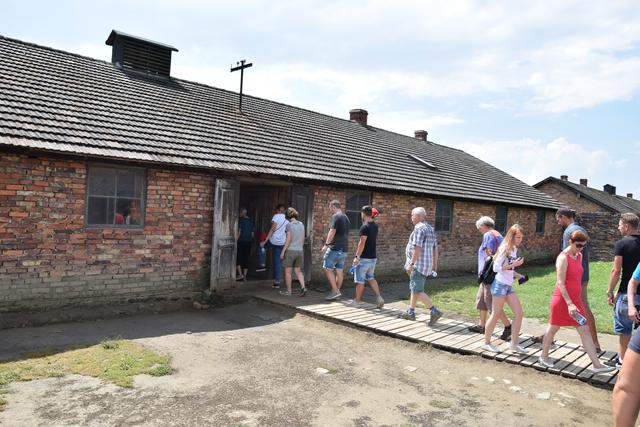 Besichtigung einer der erhaltenen gebliebenen Häftlingsbaracken im ehemaligen Vernichtungslager Auschwitz-Birkenau. | Foto: ch