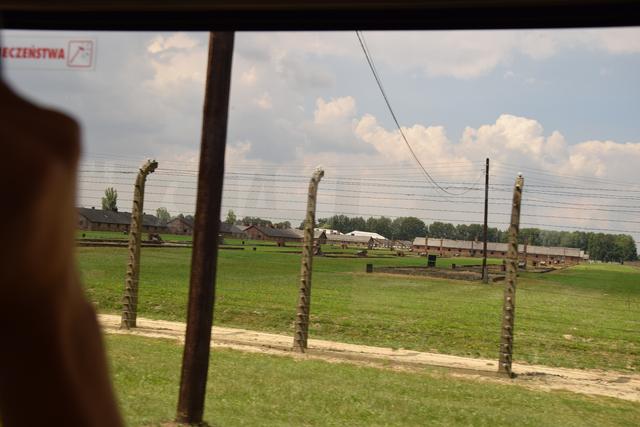 Blick aus dem fahrenden Pendelbus auf das riesige Gelände des ehemaligen Vernichtungslagers Auschwitz-Birkenau. | Foto: ch