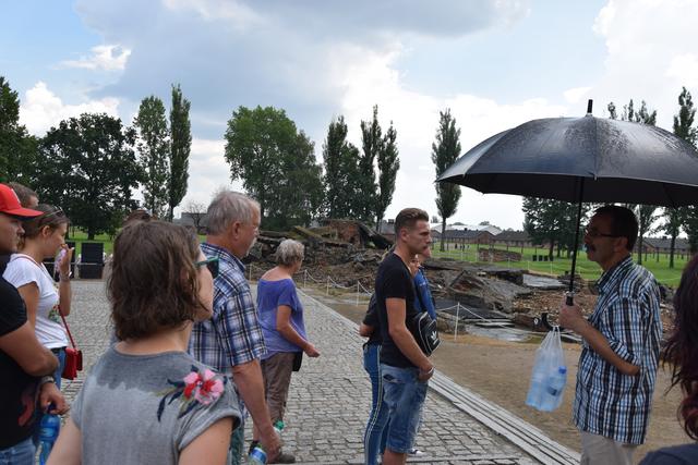 Versuch der Spurentilgung: Teilnehmer einer Besuchergruppe vor den von den abrückenden SS-Wachmannschaften gesprengten Resten eines von mehreren Krematorien im ehemaligen Vernichtungslager Auschwitz-Birkenau. | Foto: ch
