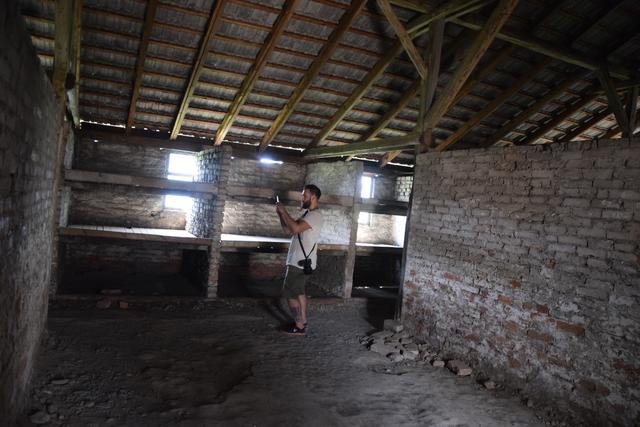 Das Innere einer ehemaligen Häftlingsbaracke: Auf den groben Holzgestellen mussten die Häftlinge zu mehreren dicht an dicht schlafen. | Foto: ch