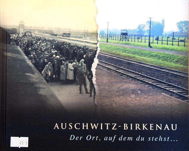 Der Fotoband "Auschwitz-Birkenau - Der Ort, auf dem du stehst ..." stellt Fotos eines unbekannten Lagerfotografen von deportierten und todgeweihten Menschen Fotos eines zeitgenössischen Fotografen gegenüber, der die damals fotografierten Orte in ihrem heutigen, menschenleeren Aussehen zeigt. | Foto: ch