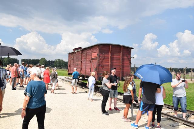 Symbolischer Güterwaggon: Eingepfercht in Viehwaggons dieser Art wurden Hunderttausende jüdischer Menschen von den deutschen Nationalsozialisten nach Auschwitz-Birkenau deportiert, wo sie direkt in die Gaskammern getrieben und ermordet wurden. | Foto: ch