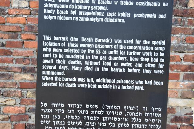 Erläuterung an der "Todesbaracke": "In dieser Baracke wurden weibliche Häftlinge eingesperrt, die von den SS-Wachmannschaften als nicht mehr arbeitsfähig ausgesondert worden waren und in den Gaskammern ermordet werden sollten. Hier mussten sie auf ihren Tod warten, ohne Nahrung oder Wasser und oft über mehrere Tage. Viele starben vor ihrer Hinrichtung." | Foto: ch