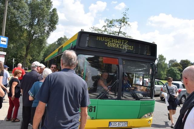 Ein Pendelbus bringt die Besuchergruppen in wenigen Minuten vom Stammlager Auschwitz I zum nur wenige Kilometer entfernten Vernichtungslager Auschwitz II (Birkenau). | Foto: ch