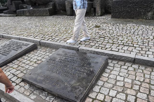 Eine von mehreren Gedenkplatten am Mahnmal für die Opfer des Faschismus im ehemaligen Vernichtungslager Auschwitz-Birkenau. | Foto: ch