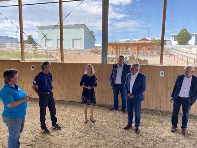 Auch den Reit- und Aktivhof Burgblick in Sulzfeld besucht der Minister. Dieser wird ebenfalls vom LEADER-Programm gefördert. | Foto: bea