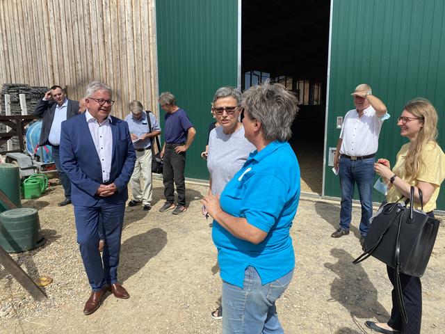 Im Gespräch mit Minister Guido Wolf ist Inhaberin des Reit- und Aktivhofs Burgblick, Claudia Kohm.  | Foto: bea