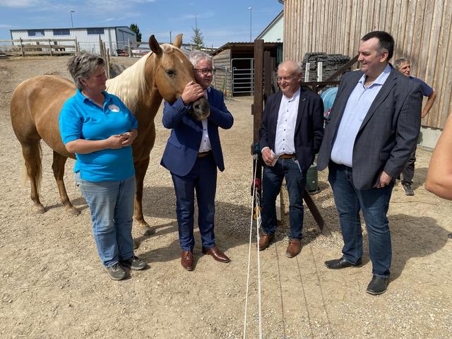 Ein gemeinsames Foto mit Blondie begeistert den Reiter und Minister Guido Wolf. | Foto: bea