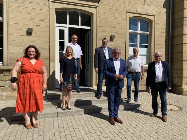 Ein gemeinsames Foto vor dem Bürgerbahnhof in Sulzfeld. | Foto: bea