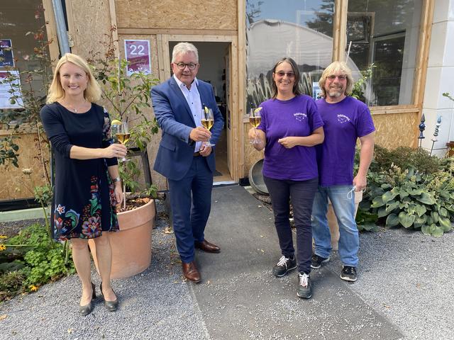 Die letzte Station auf der Besuchstour in Sulzfeld ist der Obsthof der Familie Mitsch. Auch dieser wird vom LEADER-Programm unterstützt. | Foto: bea