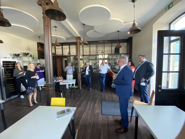 Bürgermeisterin Sarina Pfründer (vorne links) klärt Minister Guido Wolf (vorne rechts) über die Arbeiten am Bürgerbahnhof auf. | Foto: bea